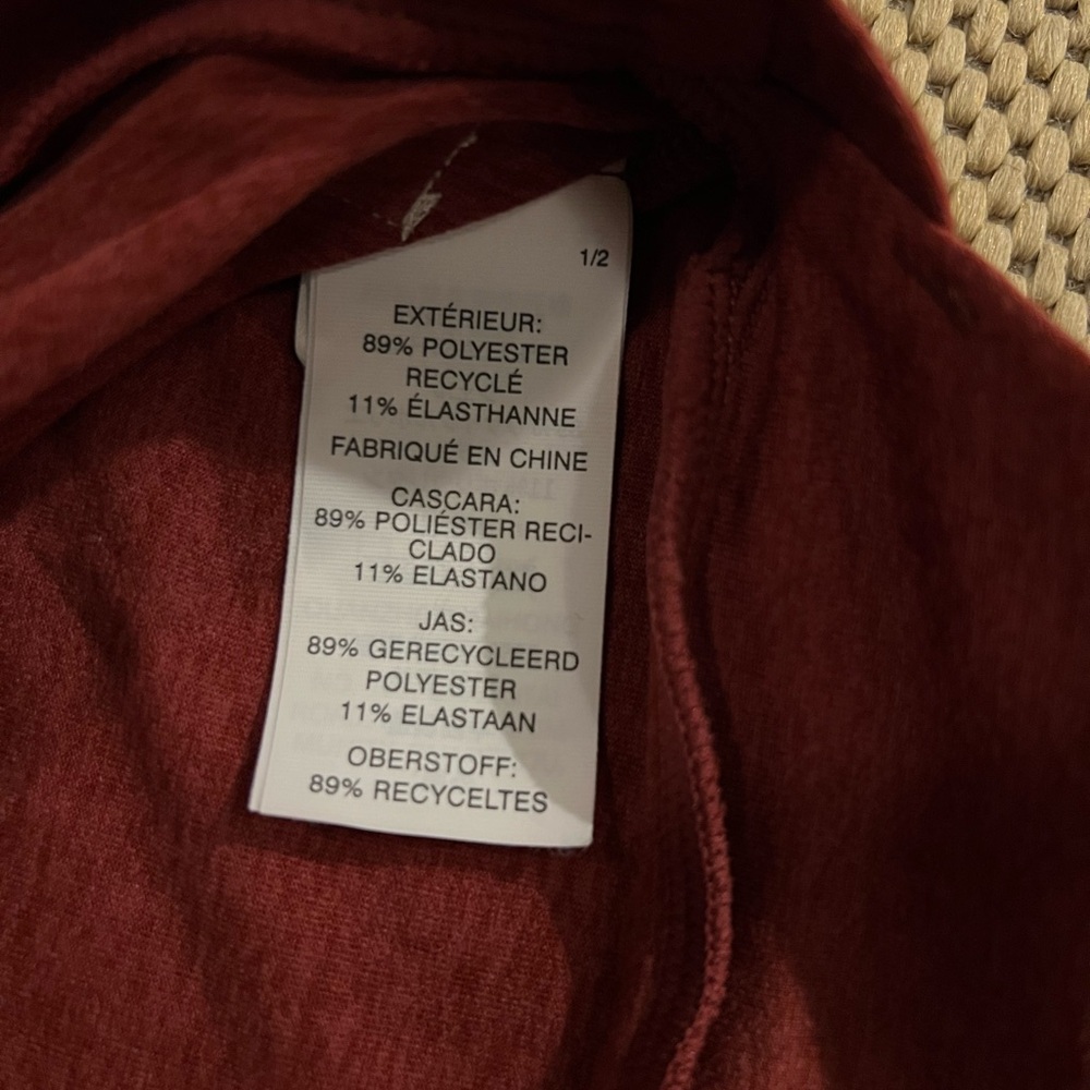 Vuori Halo Essential Hoodie in currant heather, made from DreamKnit™ Size Medium - Picture 7 of 7